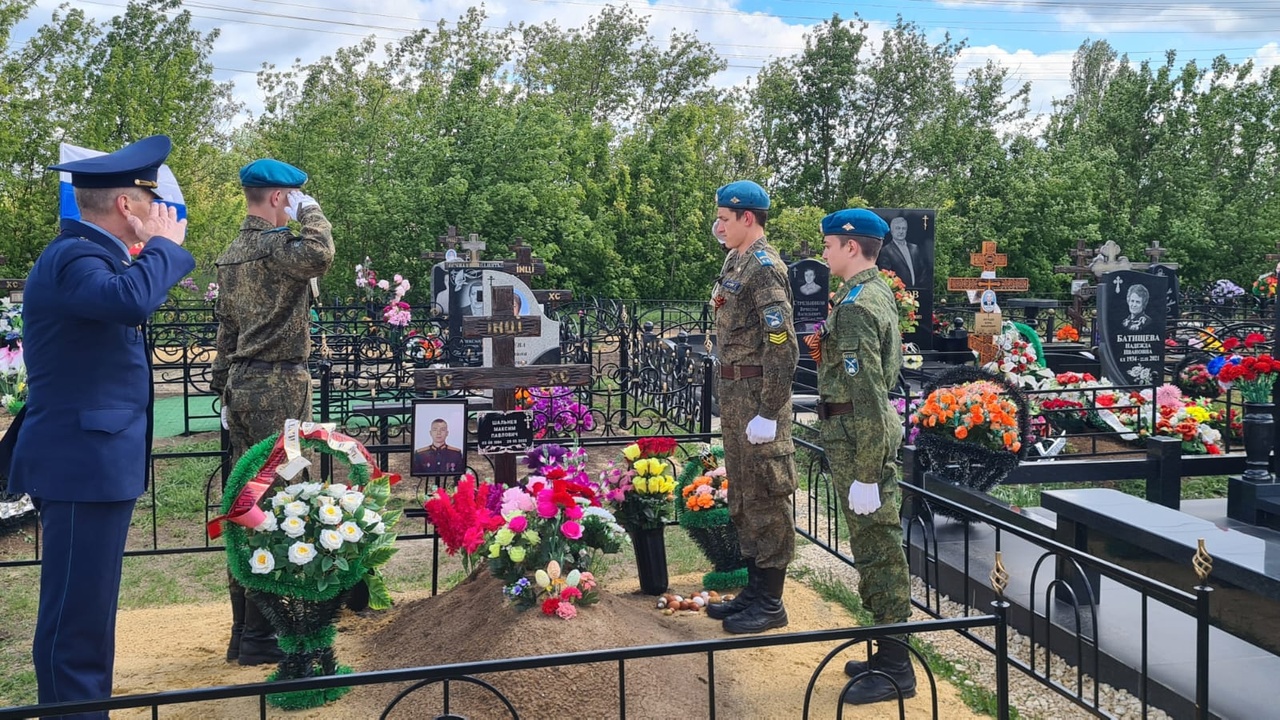 Цветы к могилам военнослужащих.